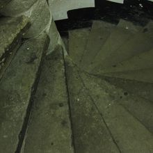 展望台までは、狭い螺旋階段を昇ります☆