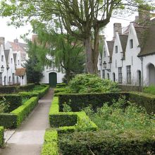 ベギン会修道院の中庭☆