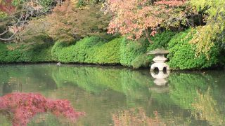 神泉苑・・・・・二条城からのアクセス簡単、池とその周りの風景が美しい。春の緑も美しかったので、今回は紅葉もきっといいだろうと訪ねてきました