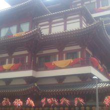 派手な建物です