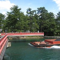 お店を出てすぐにある可動橋