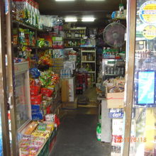 通りの反対側は昔ながらの商店があります