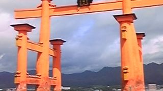 引き潮のときは鳥居下へどうぞ