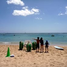 スタッフから注意事項の説明を受けて海に出ます 