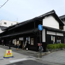 風情ある町家造りの建物