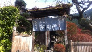 お庭を眺めながら釜飯をいただけます