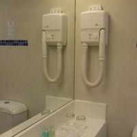 バスルームは清潔でドライヤー完備だがコンパクト