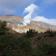 モクモクと　噴煙上げる　活火山