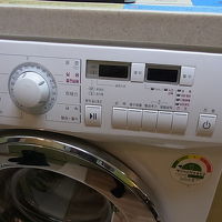 洗濯機（乾燥機）つき。日本語でメニューがあるので使用可能