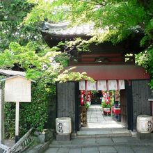 深紅の土塀と中国風の竜宮門がきれいな長建寺（ちょうけんじ）