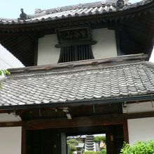 伏見桃山駅前商店街脇にある源空寺、山門は二層鐘楼門