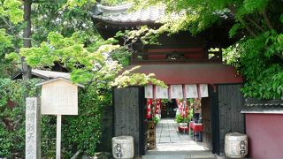 深紅の土塀と中国風の竜宮門がきれいな長建寺（ちょうけんじ）