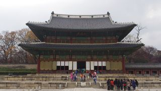 広い庭園もあるのでゆっくり時間をかけて見るのが良いです