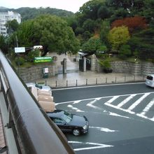 国道21号線に面した正門