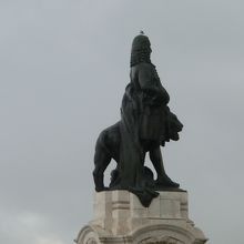 ポンバル侯爵像横アップ。黒くでディティールは不明。