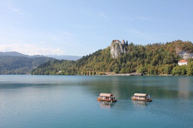 湖にボートが浮かぶ