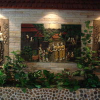 リリーさんのマッサージのお店の横辺りの壁