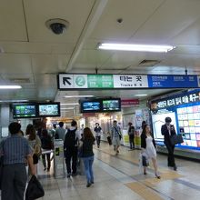 弘大入口駅の改札周辺