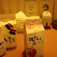 ドレッサー前のコンセント。マッチと灰皿あり。中央は虫よけ？