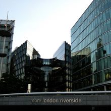 シティ・ホールの広場にある近代的なビル。