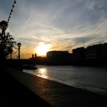 この広場から見た沈む夕陽。