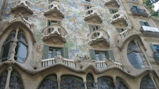 午前中も夜のライトアップも綺麗です