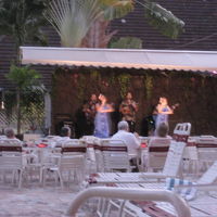 夕方からのホテルプールサイドのハワイアン音楽演奏