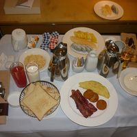 ルームサービスの朝食　おいしくって満足♪