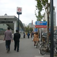 ホテル前の信号を渡ると地下鉄１０号線　豫園駅