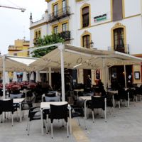 ホテル前の広場にはバルがあります。