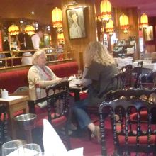 当時の画家が描いた絵画が飾られている店内