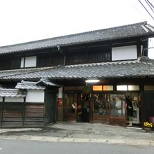 軒先にはすぎ玉がかかり、昔のままの風情があるお店です。