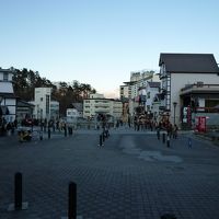 玄関の前から撮影。湯畑が目の前です。