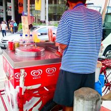 ブギスのアイスクリームおやじ