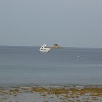 眼前の小島に向かう船