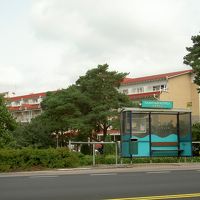 バス停を少し道の反対側から撮りました。