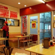 テーブルが六つほどの小さなラーメン店 