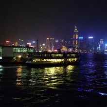 夜のスターフェリー（尖沙咀フェリー乗り場近辺）