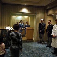 支配人をはじめ皆で出迎えてくれて 