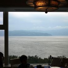 個室のお部屋には広い窓