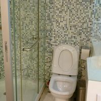 トイレ、シャワー室など水回り。狭いが一応区切られている。