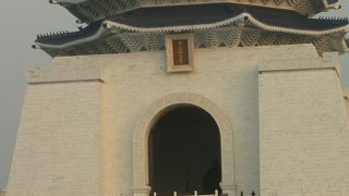 広すぎる広場と階段