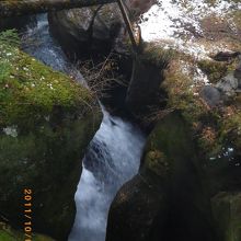 展望台付近にある洞天瀑布。岩の後ろに落ち込んで行く小さな滝