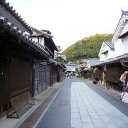 江戸から昭和までの様々な建物が立ち並ぶ街