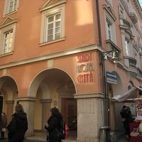 ヴァルター広場に面してホテルのバー、ホテル入口は後ろ側です