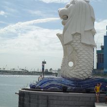 お約束のマーライオン。