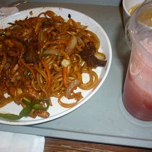 中国焼きそばと西瓜ジュース