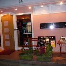 フランス国旗が目印です