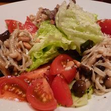 キノコとトマトのサラダ