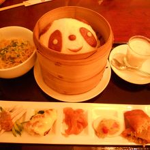 上野店限定メニューのパンダ饅頭